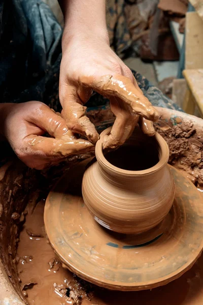 Potter w pracy. Miejsce warsztatów. — Zdjęcie stockowe