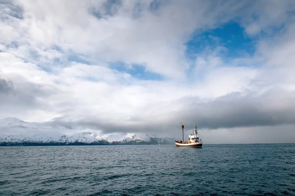 Βάρκα στον ωκεανό με συννεφιασμένο ουρανό. Ισλανδία — Φωτογραφία Αρχείου