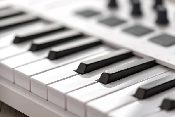 MIDI-keyboard med kuddar och reglar — Stockfoto