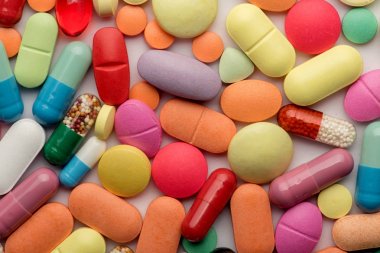 Beyaz arka plan üzerinde renkli Tablet
