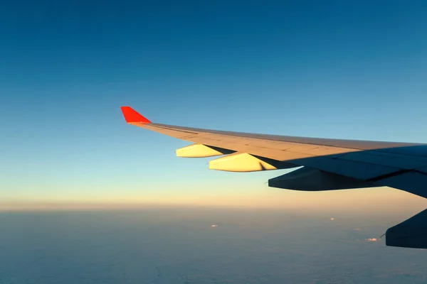 喷气式飞机的机翼与云模式的视图 — 图库照片