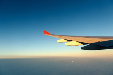 Uçak kanadı'nda mavi gökyüzü.