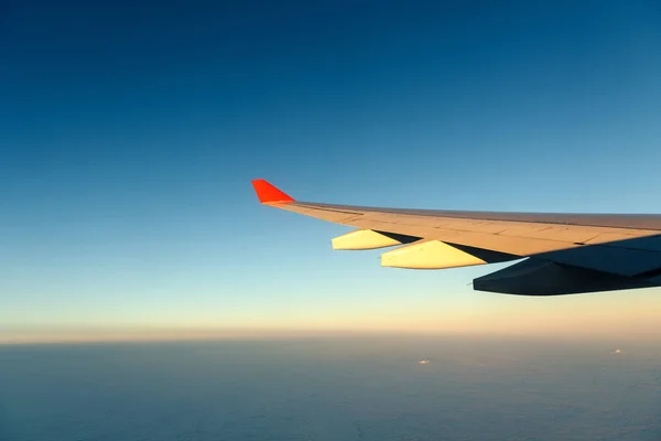 Крило літака в блакитному небі . — стокове фото