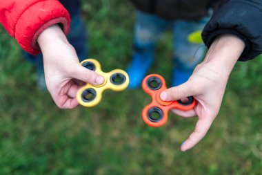 İki erkek oynarken spinners kıpır. Açık.