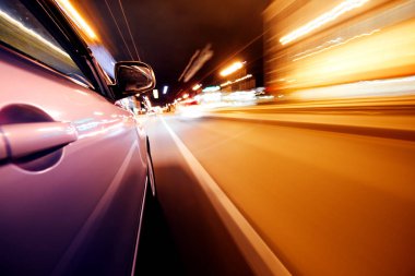 arka plan bulanıklık hareket ile yolda araba.