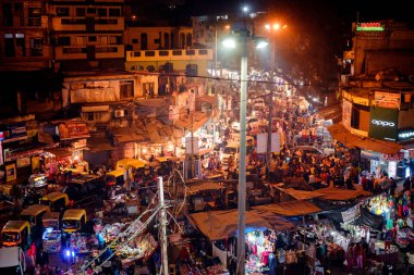 Hindistan, Delhi. Paharganj ana bazar sokak. Akşam trafik.