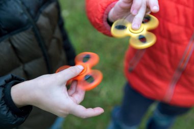 İki erkek oynarken spinners kıpır. Açık.