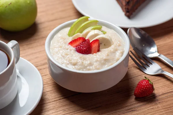 Havregrynsgröt med jordgubb, banan och äpple livsstil. — Stockfoto