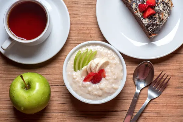 Oat  porridge with strawberry, banana and apple lifestyle. — Stock Photo, Image