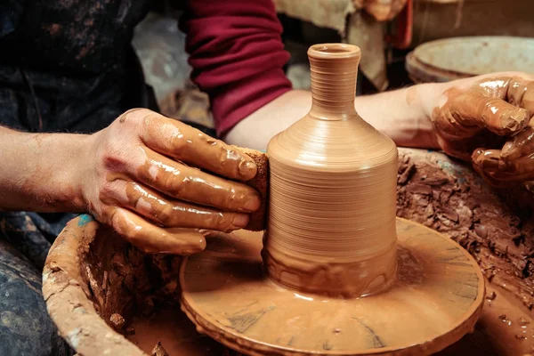 Potter en el trabajo. Lugar del taller. — Foto de Stock