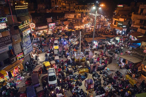 Hindistan, Delhi. Paharganj ana bazar sokak. Akşam trafik.