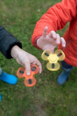 İki erkek oynarken spinners kıpır. Açık.