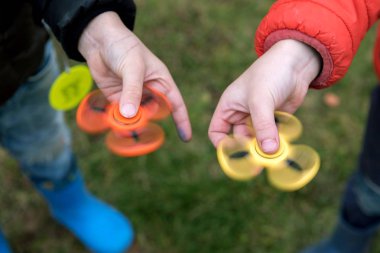 İki erkek oynarken spinners kıpır. Açık.