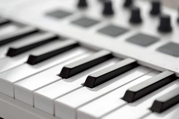 MIDI-keyboard med kuddar och reglar — Stockfoto