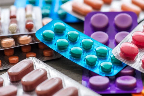 Tema Farmacia. Cápsulas y pastillas aisladas multicolores . —  Fotos de Stock