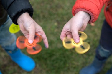 İki erkek oynarken spinners kıpır. Açık.