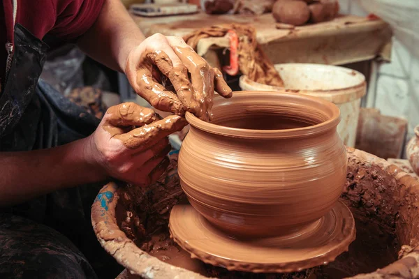 Potter en el trabajo. Lugar del taller. — Foto de Stock