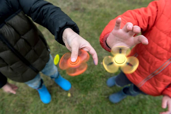 Dos chicos jugando a los spinners de fidget. Exterior . — Foto de Stock