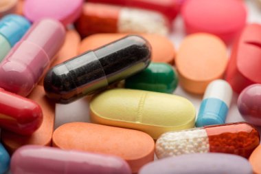 Eczane Tema. Çok renkli izole hap ve kapsül.