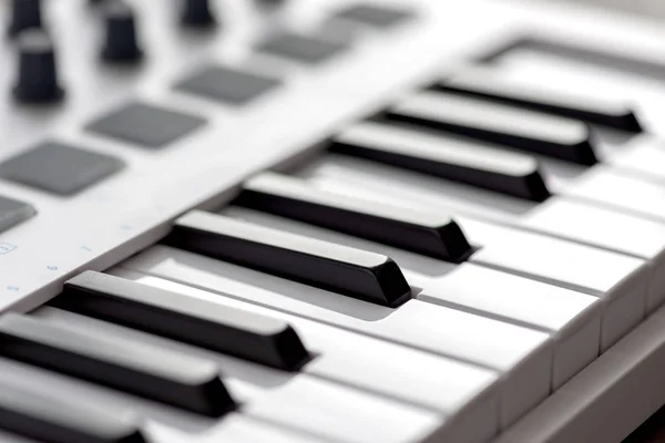 Клавиатура MIDI с прокладками и побрякушками — стоковое фото