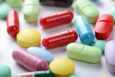 Eczane Tema. Çok renkli izole hap ve kapsül