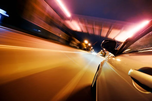 Carro na estrada com fundo borrão movimento . — Fotografia de Stock