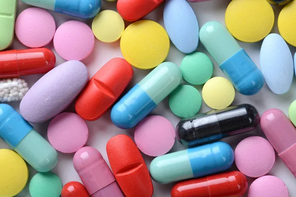 Lékárna téma. Vícebarevné izolované tablety a kapsle — Stock fotografie