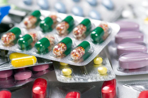 Apotheek thema. Veelkleurige geïsoleerde pillen en Capsules — Stockfoto