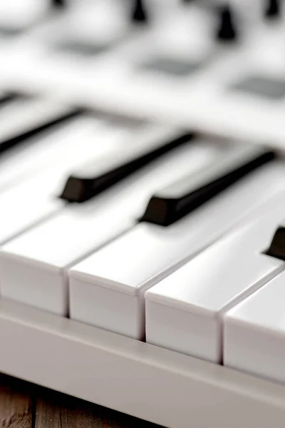 MIDI-keyboard med kuddar och reglar — Stockfoto