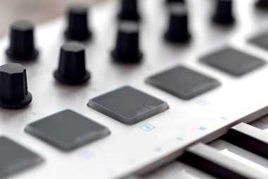 Yastıkları ve Fader ile MIDI klavye