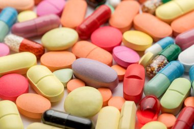 Eczane Tema. Çok renkli izole hap ve kapsül