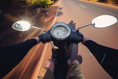 Scooter sürüş bir asfalt yolda binici. Bulanık hareket backgro