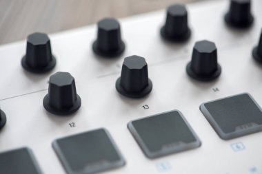 Yastıkları ve Fader ile MIDI klavye.