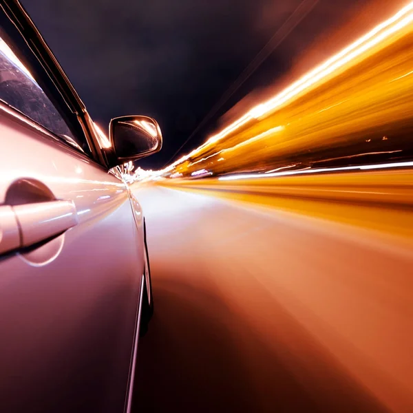 Coche en la carretera con fondo borroso movimiento . — Foto de Stock