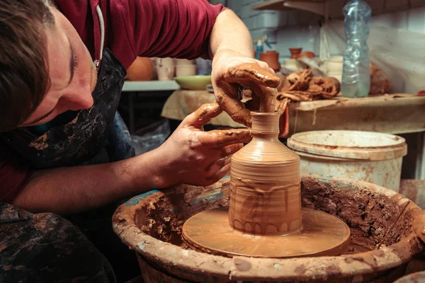 Potter op het werk. Werkplaats. — Stockfoto