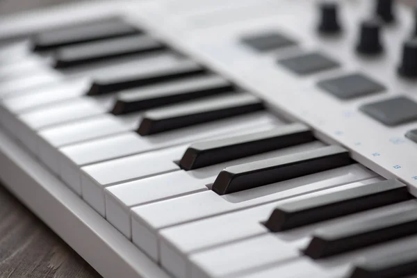 MIDI-keyboard met pads en faders. — Stockfoto