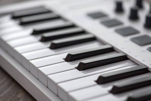 MIDI-keyboard med kuddar och reglar. — Stockfoto