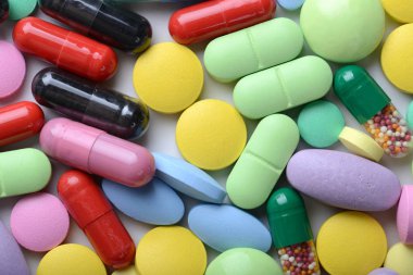 Eczane Tema. Çok renkli izole hap ve kapsül