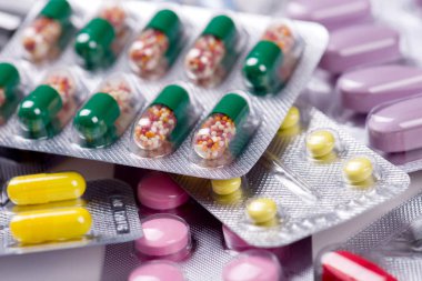 Eczane Tema. Çok renkli izole hap ve kapsül