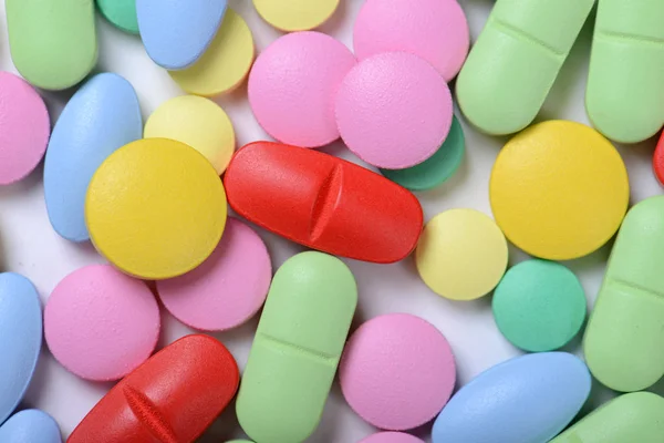 Тема аптеки. Разноцветные изолированные таблетки и капсулы — стоковое фото