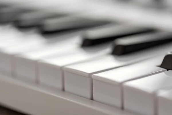 MIDI-keyboard met pads en faders. — Stockfoto