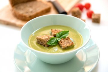 Akşam yemeği masada krem bezelye çorbası