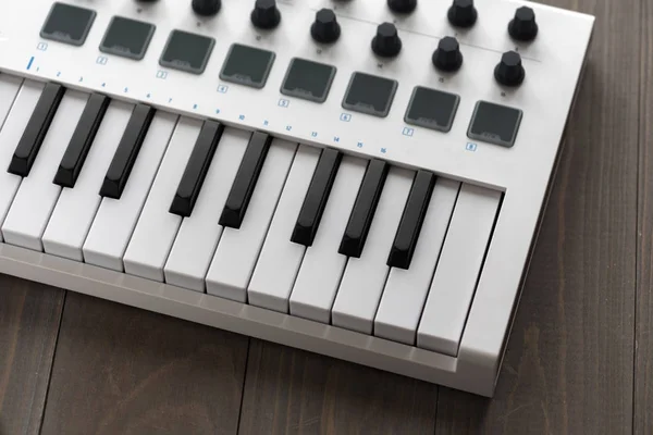 MIDI-keyboard med kuddar och reglar. — Stockfoto