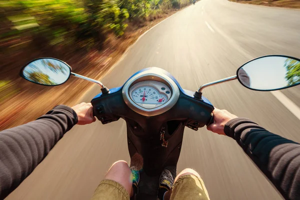 Rollerfahrer auf einer asphaltierten Straße. Bewegung verschwommenes Backgro — Stockfoto