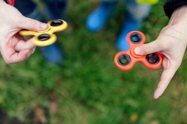 İki erkek oynarken spinners kıpır. Açık.