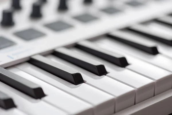 MIDI-keyboard met pads en faders. — Stockfoto