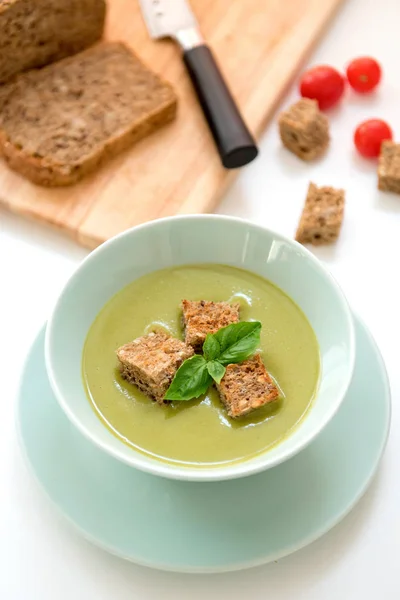 Zuppa di crema di piselli sul tavolo da pranzo — Foto Stock