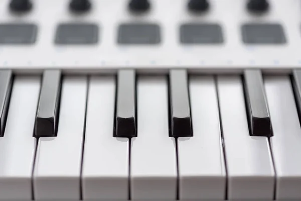 MIDI-keyboard med kuddar och reglar — Stockfoto