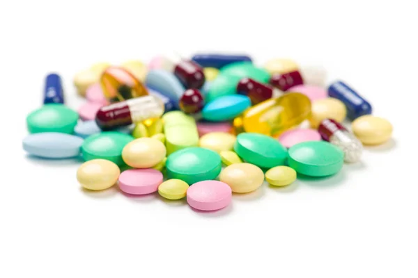 Apotheek thema. Veelkleurige geïsoleerde pillen en Capsules — Stockfoto
