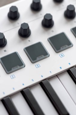 Yastıkları ve Fader ile MIDI klavye.